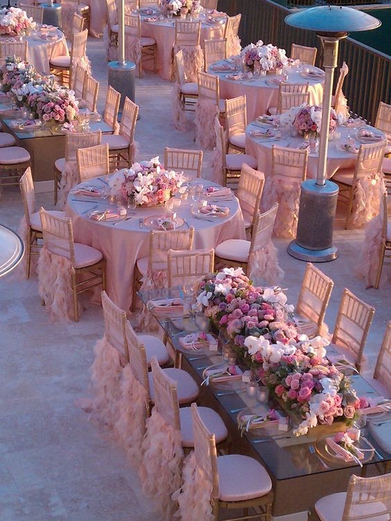 Salle de mariage sur terrasse decor rose